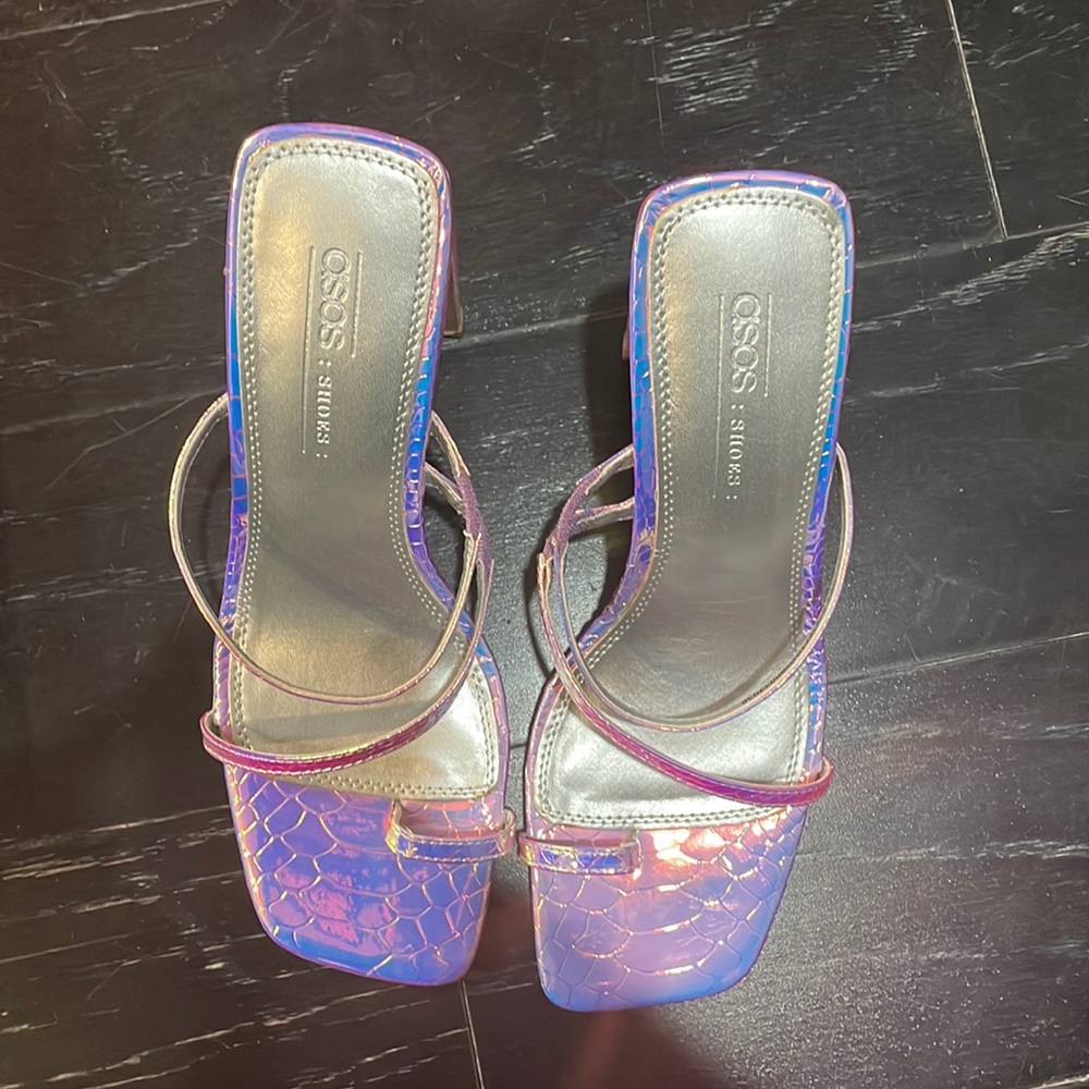 Iridescent heel